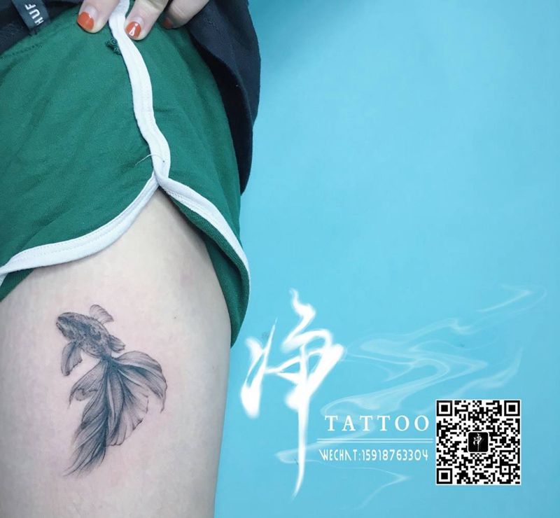 水墨金鱼纹身图片_成品腿部欧美清新写实国画动物字符植物原创纹身图案