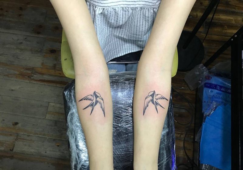 两只小燕子纹身图片