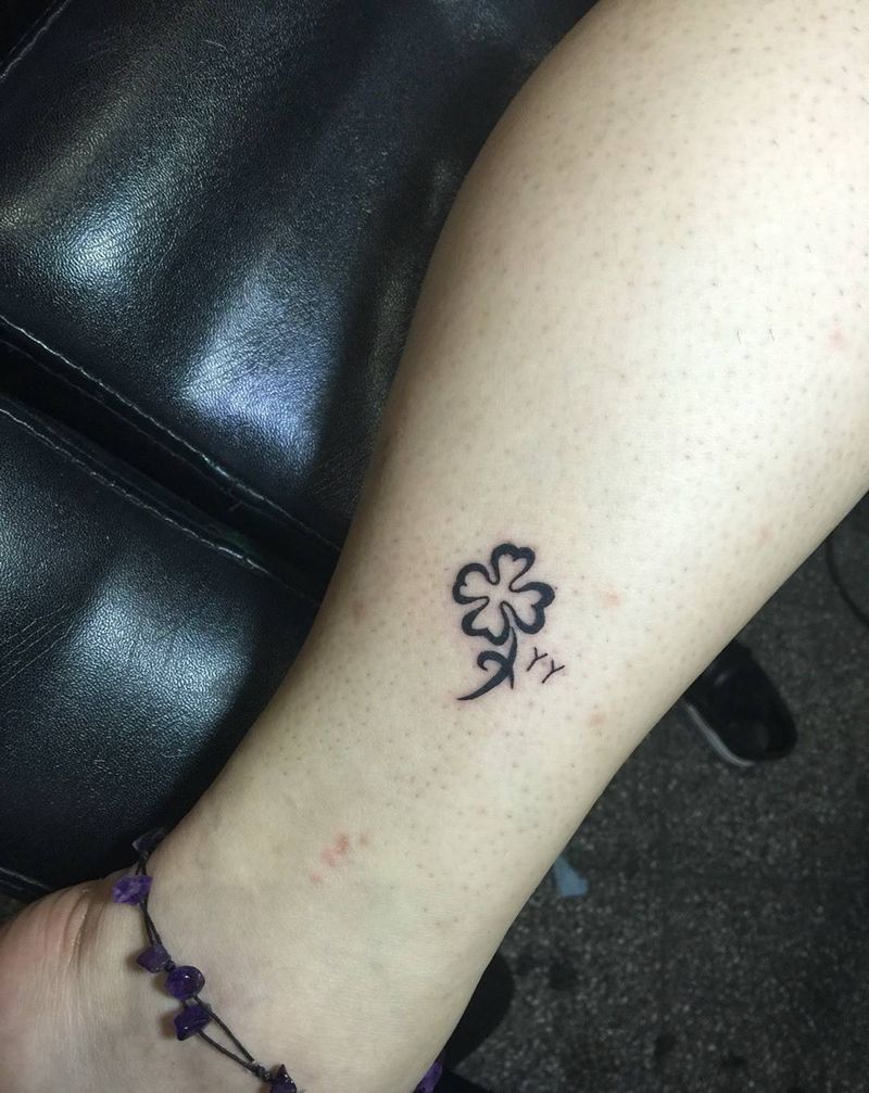 四叶草纹身图片_腿部清新植物纹身图案