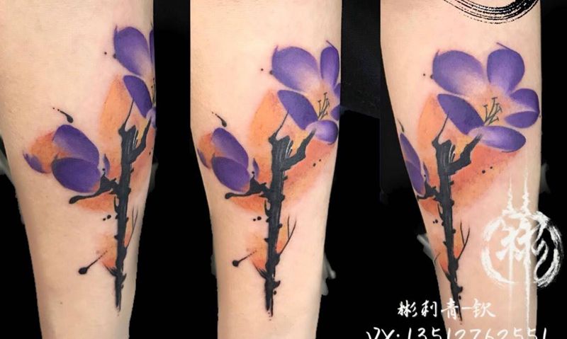 彩色小花纹身图片_手部水墨水彩纹身图案