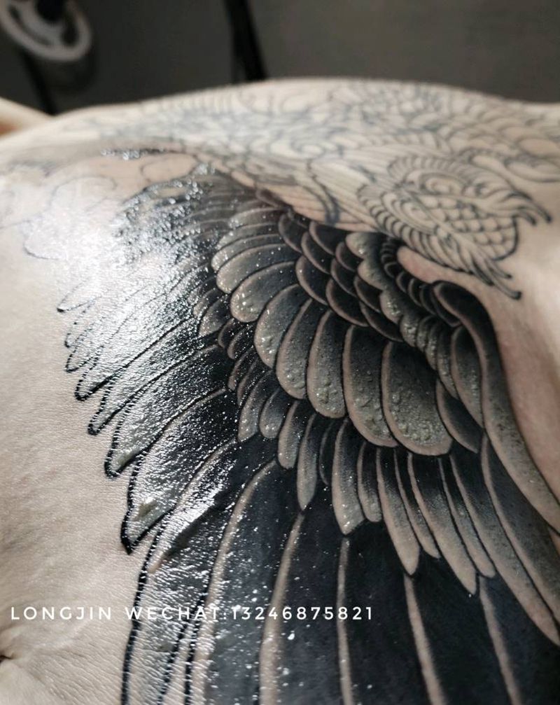 遮盖未完，下次继续纹身图片_胸部New School猫头鹰遮盖纹身图案