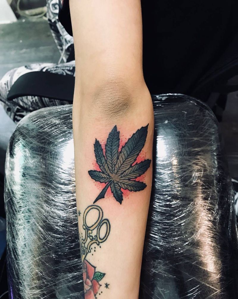 大麻叶纹身图片