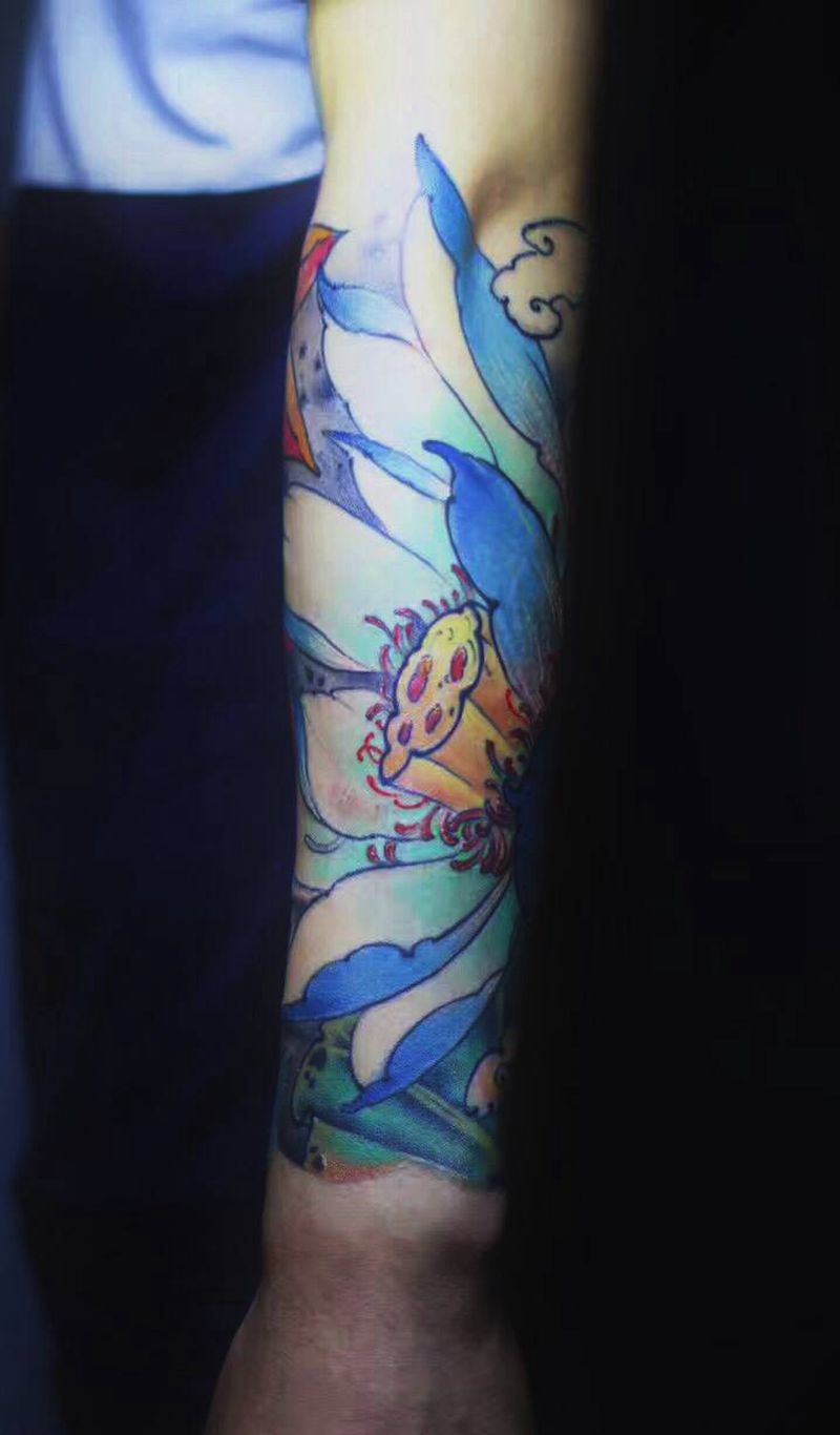 新传统荷花纹身图片