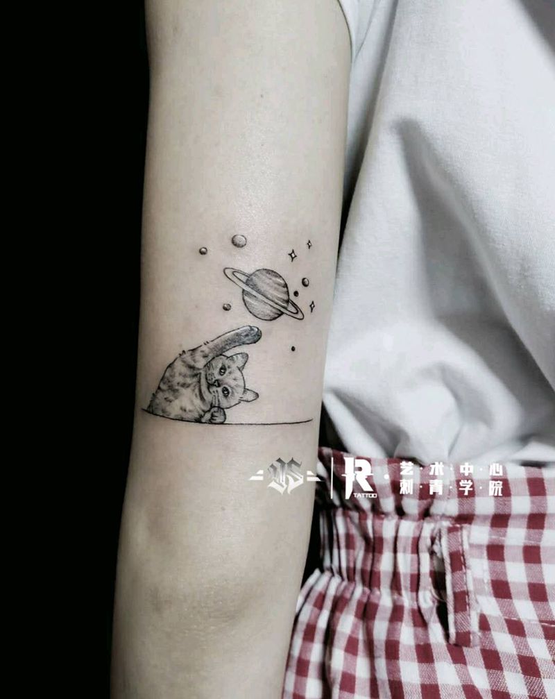 客人家的猫儿纹身图片_手臂点刺猫小清新纹身图案