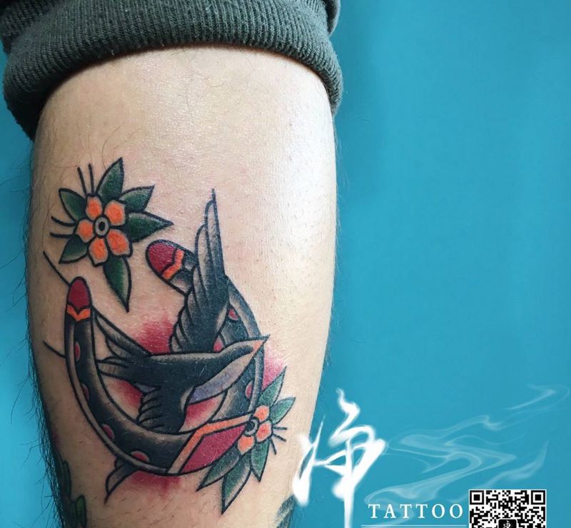 幸运马鞍铁纹身图片_成品腿部欧美传统清新纹身图案