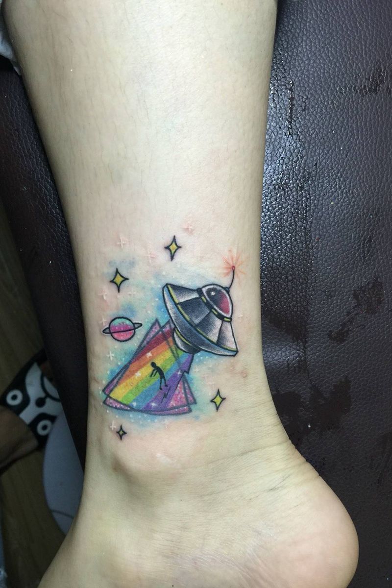 飞碟UFO、修改旧图纹身图片_成品脚部清新人物原创纹身图案