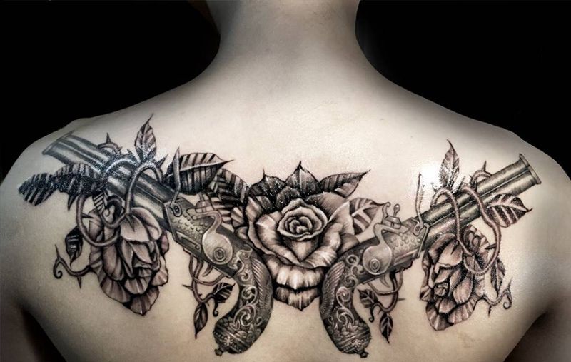 枪炮玫瑰纹身图片_成品背部欧美写实原创静物遮盖纹身图案