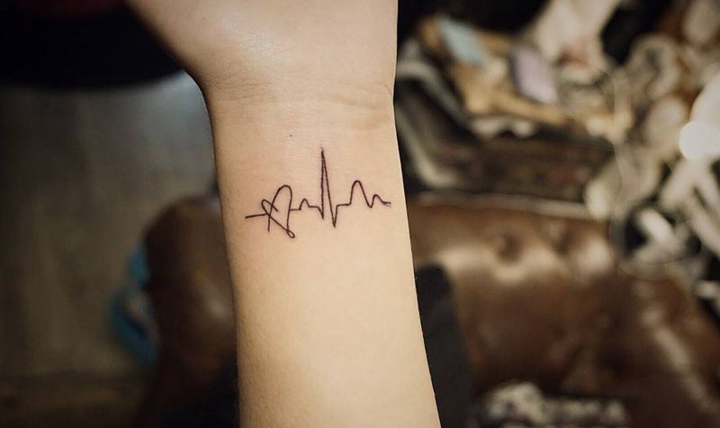爱心心电图纹身图片