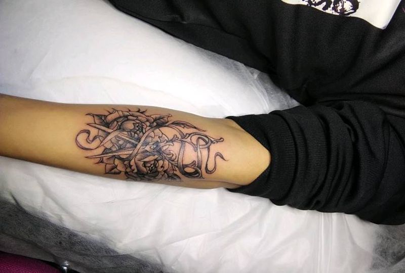 剪子牡丹花纹身图片