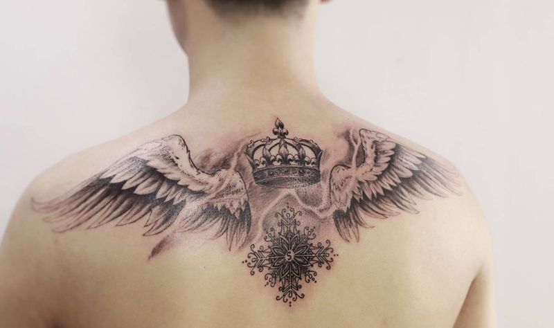 翅膀纹身图片_背部欧美写实皇冠翅膀雪花纹身图案