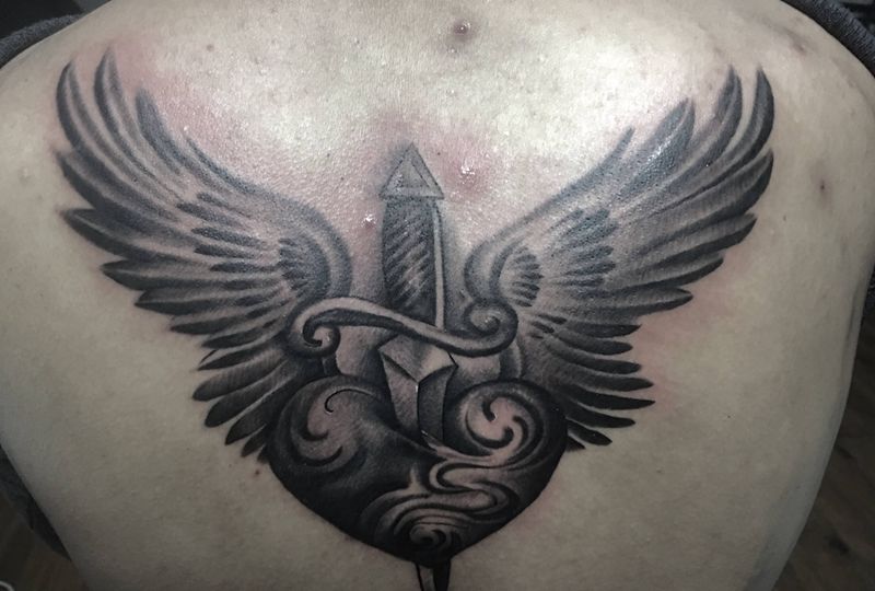 翅膀纹身图片_背部纹身图案