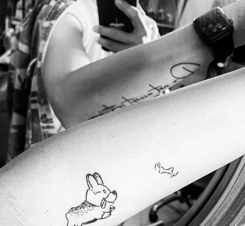 柯基狗纹身图片_手部欧美写实纹身图案