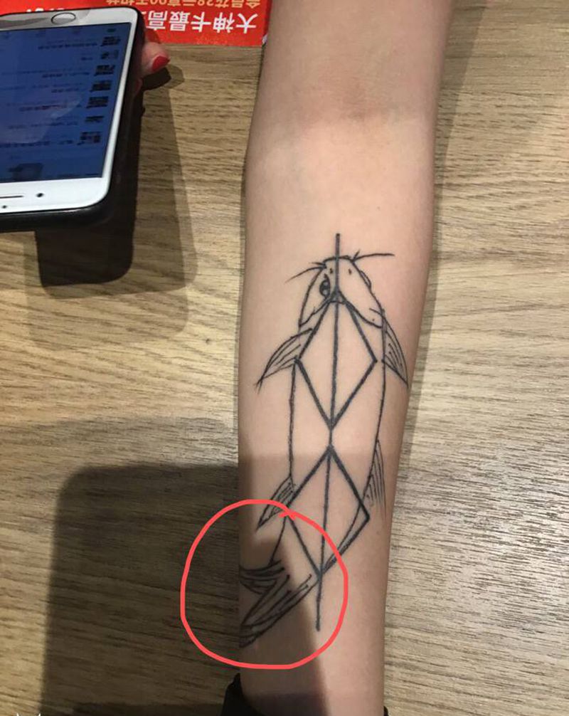 遮盖丑鲤鱼。纹身图片_手臂Old School遮盖纹身图案