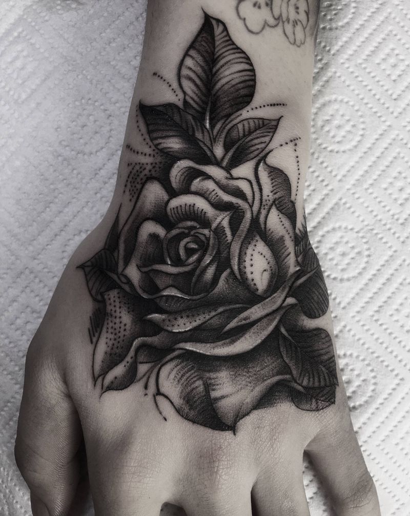 手背玫瑰纹身纹身图片_手部欧美写实玫瑰纹身图案