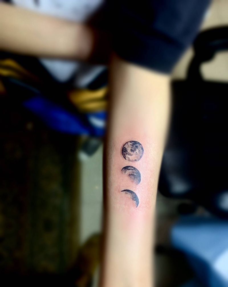 三个月亮纹身图片_手臂几何纹身图案