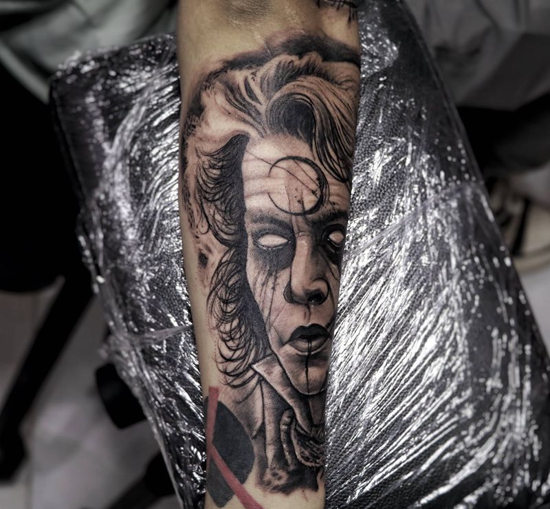 理发师陶德纹身图片_手臂欧美写实人物电影暗黑纹身图案