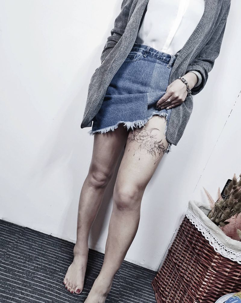 花朵腿环纹身图片_腿部插画风格花朵月亮纹身图案