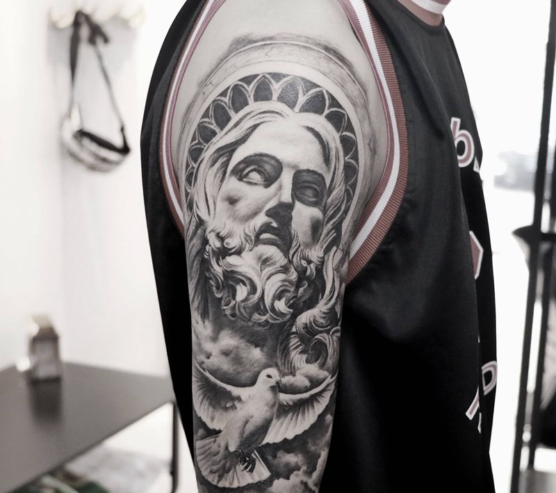 耶稣纹身图片_手臂欧美写实石膏耶稣鸽子纹身图案