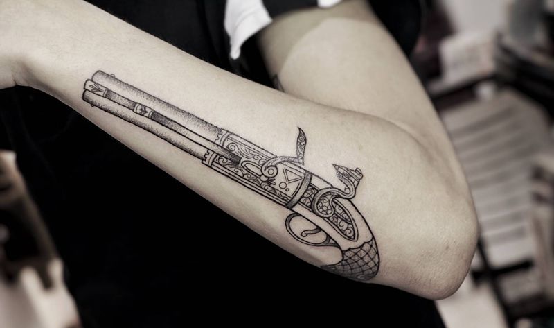 枪纹身图片_手臂点刺枪纹身图案