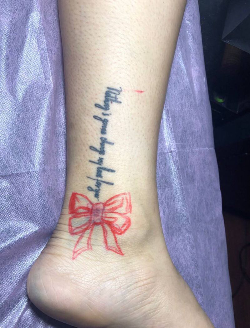 蝴蝶结纹身图片_脚部欧美写实纹身图案