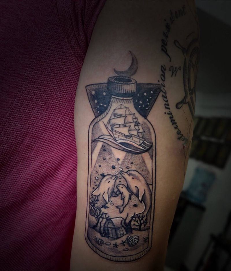 海豚。漂流瓶纹身图片_欧美写实纹身图案