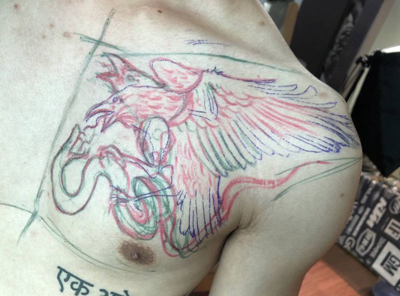 乌鸦纹身图片_胸部点刺纹身图案