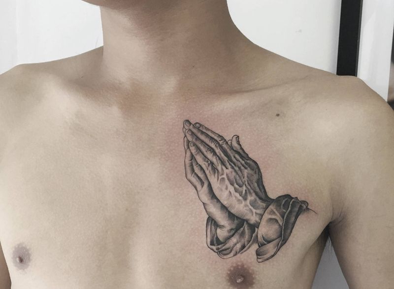 丢勒的《祈祷之手》纹身图片_胸部欧美写实纹身图案