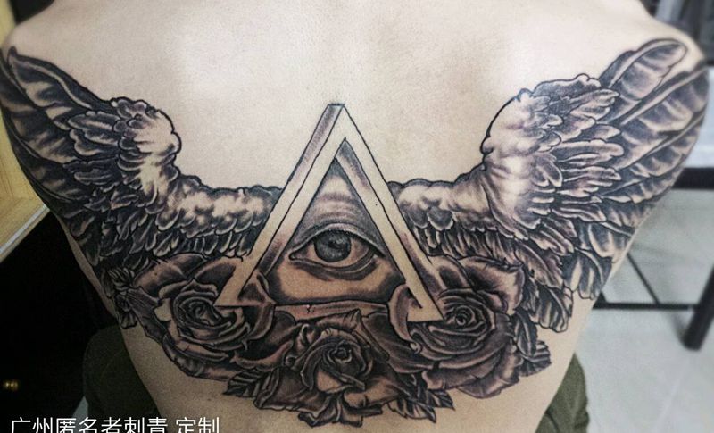 订制上帝之眼翅膀纹身图片_背部欧美传统写实原创广州翅膀上帝之眼成品纹身图案