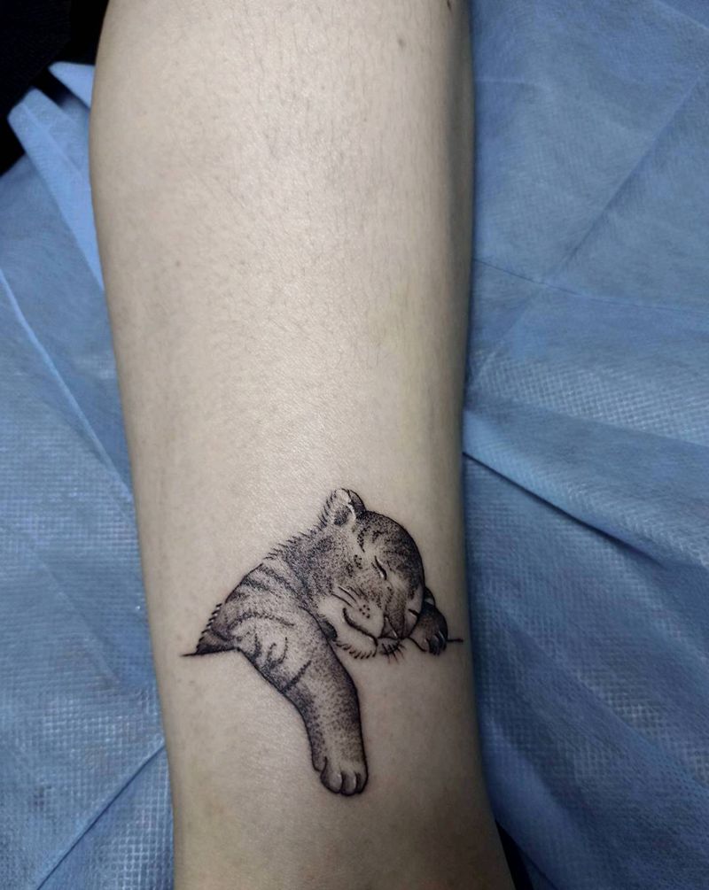 小老虎纹身图片_手部点刺纹身图案