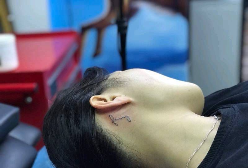 耳后小清新。纹身图片