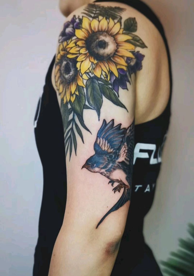 愤怒的燕子纹身图片_手臂水彩花鸟纹身图案