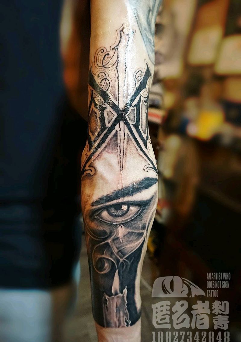 火眼金睛纹身图片_手臂欧美写实眼睛蜡烛小丑纹身图案