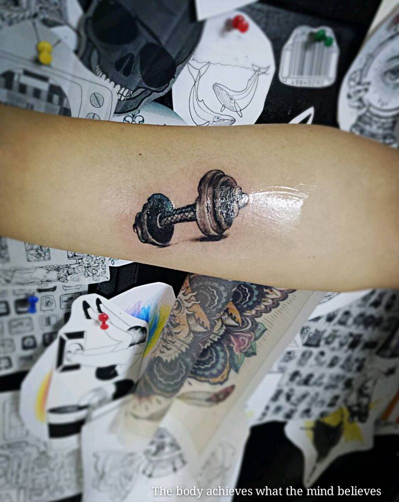 健身帅哥的写实哑铃纹身图片_手臂欧美写实静物原创成品纹身图案