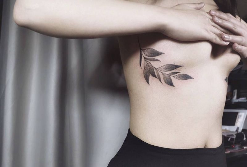 绕胸植物纹身图片_胸部植物清新性感纹身图案