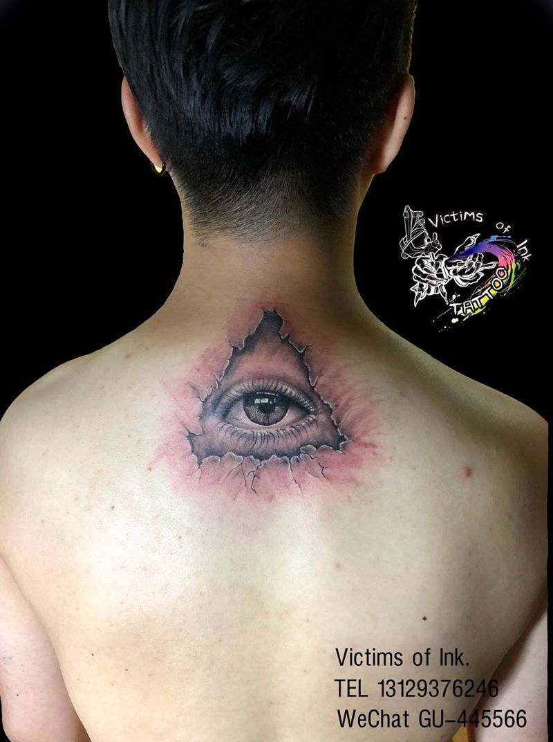 上帝之眼纹身图片_成品颈部写实原创纹身图案