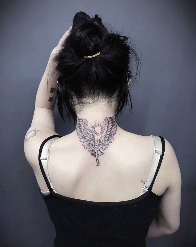 坠落天使纹身图片_颈部纹身图案