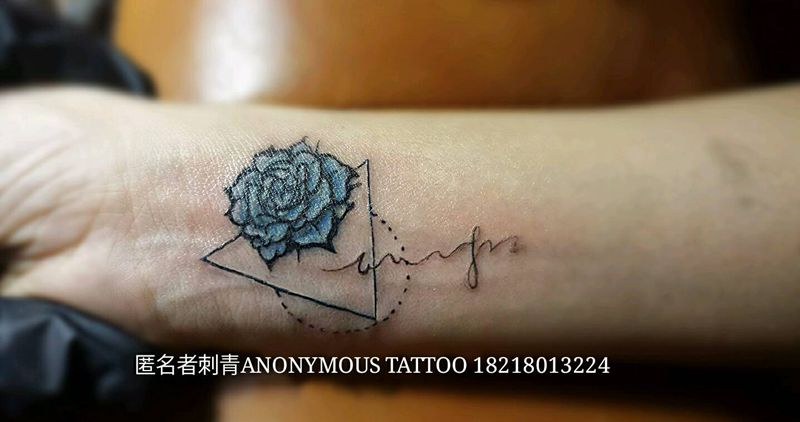 上门改小图纹身图片_手部清新字符植物艺术黑灰成品纹身图案