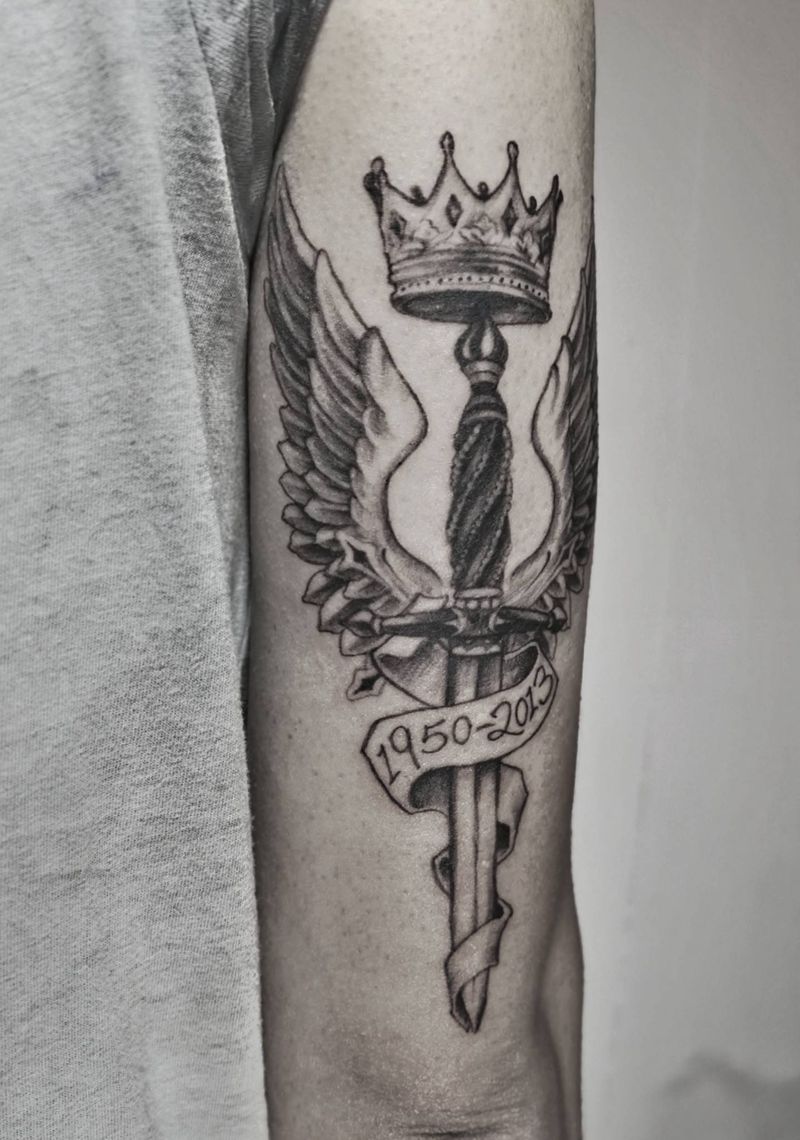 荣誉之剑纹身图片_手臂点刺几何剑皇冠
