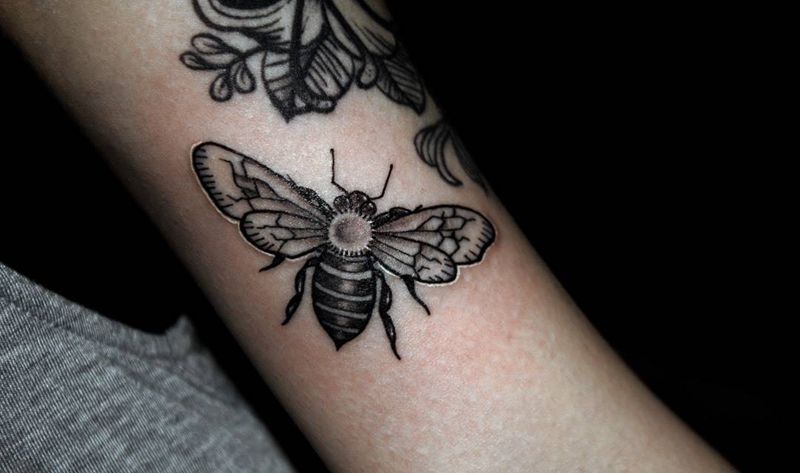 小蜜蜂纹身图片_手臂点刺纹身图案