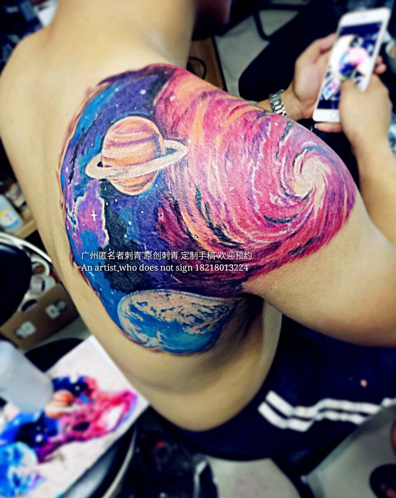 广州匿名者刺青 定制幻彩星云纹身图片_肩部背部手臂欧美写实原创广州宇宙星云成品手稿纹身图案