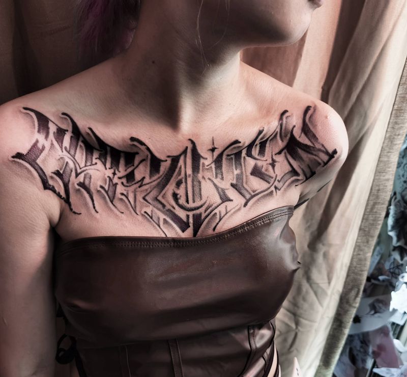 美胸一枚纹身图片_胸部花体字女生性感纹身图案