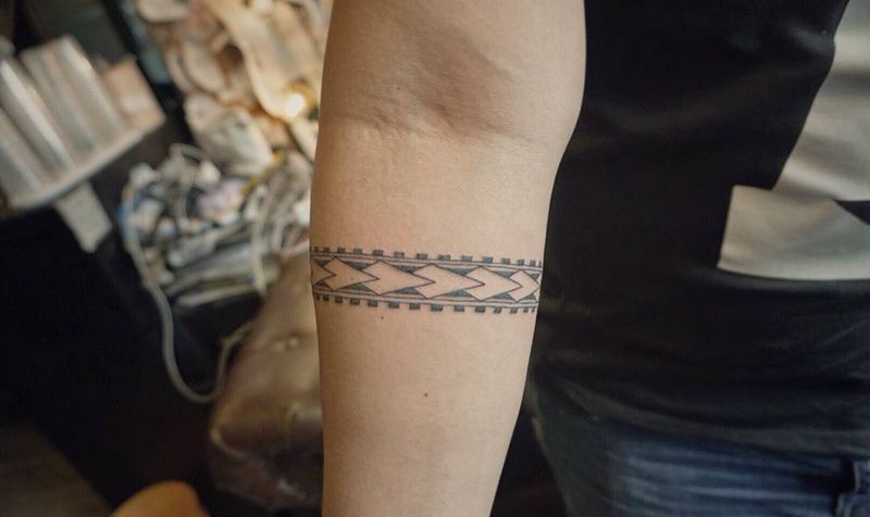 图腾臂环纹身图片