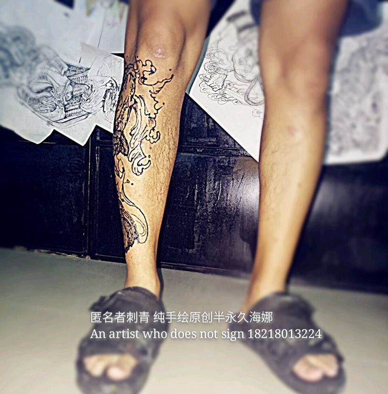 招财鲤鱼纹身图片_腿部传统动物原创艺术黑灰海娜成品纹身图案