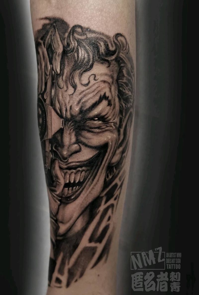 一个喜欢小丑滴摄影师扎了摄影滴纹身图片_手臂欧美写实小丑摄影相机纹身图案