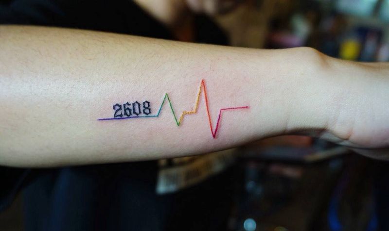 彩虹心电图纹身图片