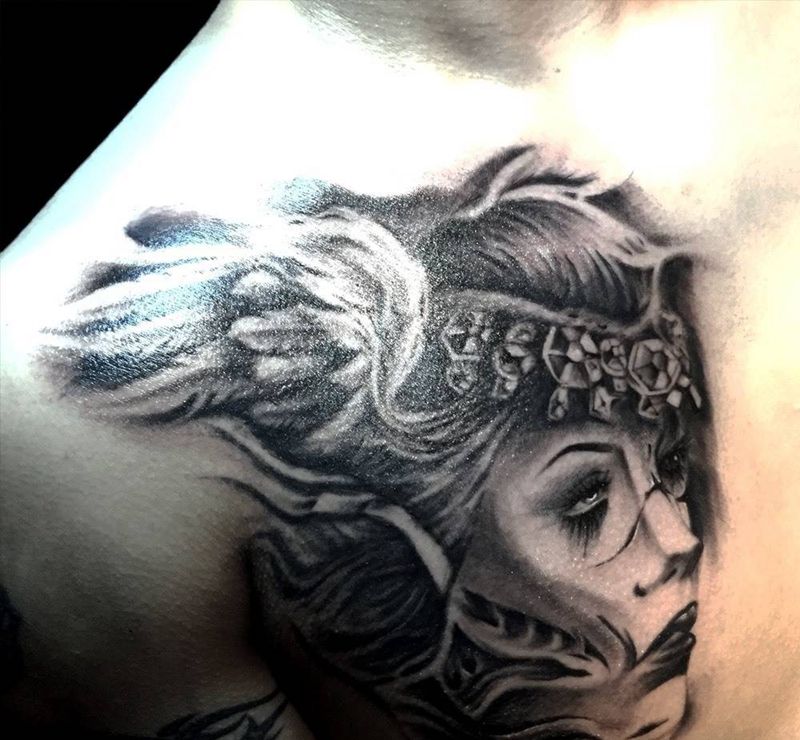 圣女贞德纹身图片_胸部欧美写实纹身图案