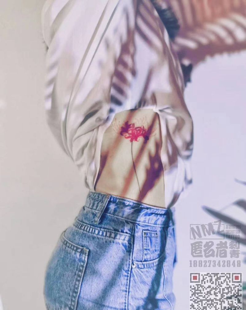 彼岸花纹身图片_腰部水彩彼岸花纹身图案