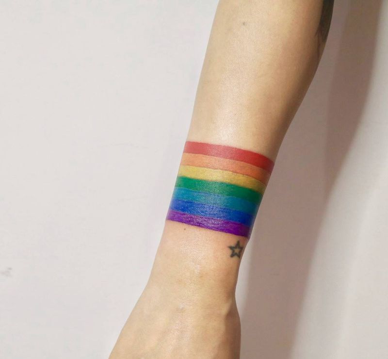 彩虹臂环纹身图片