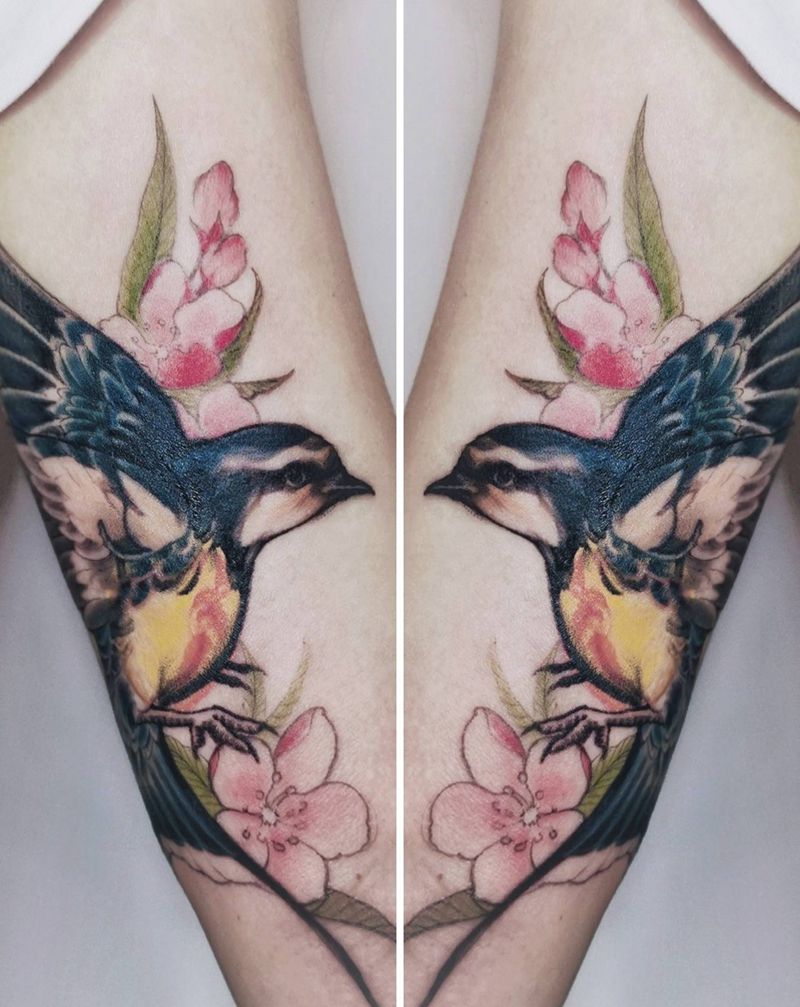 燕子和桃花都是春天的故事纹身图片_手臂New School遮盖桃花鸟纹身图案
