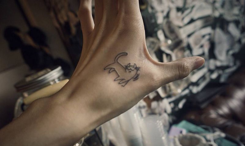 手背小猫咪简笔画纹身图片_手部清新动物纹身图案